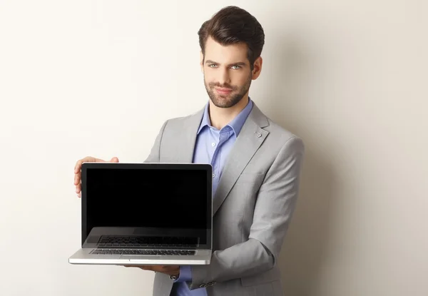 Zakenman met laptop — Stockfoto