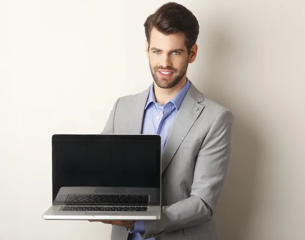 Homem de negócios com laptop — Fotografia de Stock