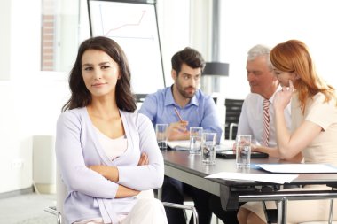 Toplantı ve dizüstü bilgisayarınızda çalışan iş adamları