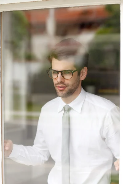 Επιχειρηματίας που στέκεται πίσω από το παράθυρο — Φωτογραφία Αρχείου