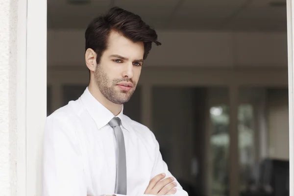 Giovane uomo d'affari in piedi in ufficio — Foto Stock