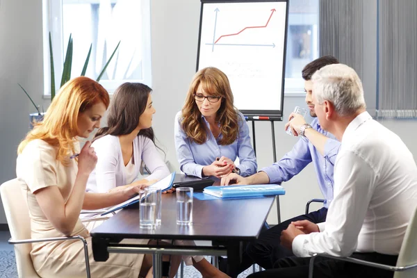 Üzletemberek találkozó és működő-ra laptop — Stock Fotó