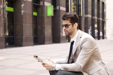 iş merkezi önünde modern bir işadamı