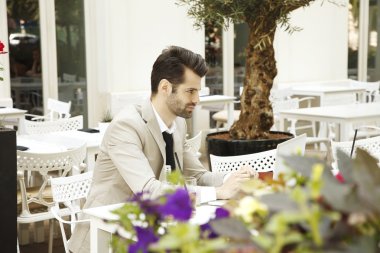 kahvehanede oturuyor işadamı