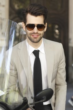 scooter ile modern iş adamı