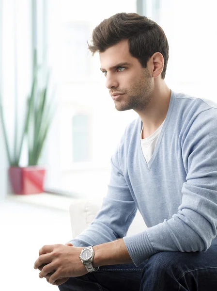 Jeune homme moderne relaxant sur canapé — Photo