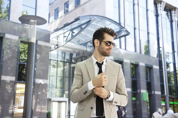 Businessman in front of business center — Stock Photo, Image
