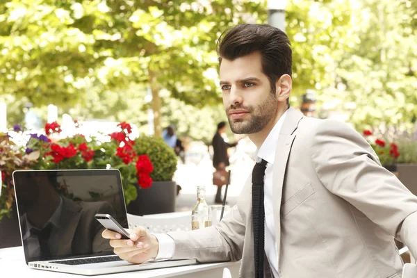 Homme d'affaires assis dans un café — Photo