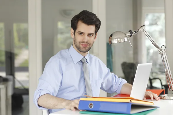 Empresário sentado no escritório e trabalhando — Fotografia de Stock