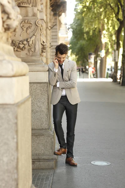 Businessman in front of business center — Stock Photo, Image