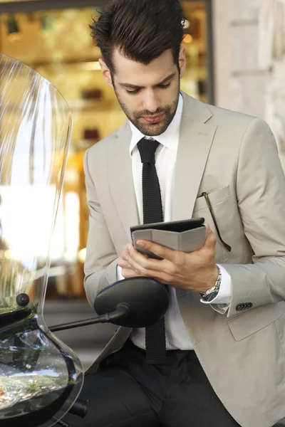 Hombre de negocios moderno usando tableta — Foto de Stock