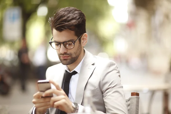 Uomo d'affari seduto in caffetteria — Foto Stock