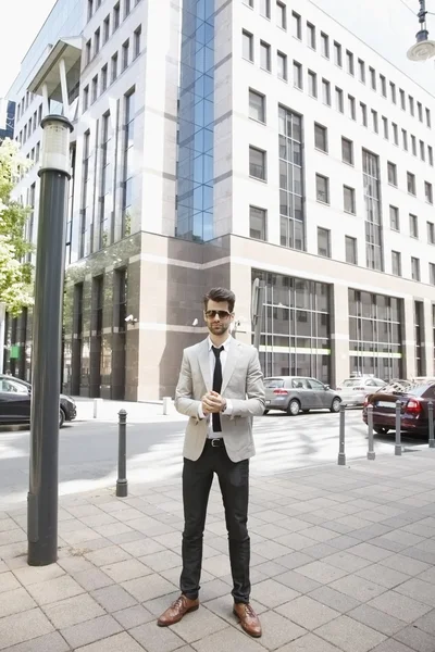 Empresário em frente ao business center — Fotografia de Stock