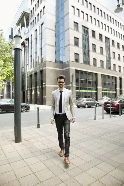 Businessman in front of business center — Stock Photo, Image