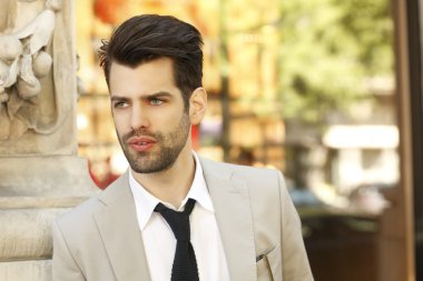 sokakta duran modern iş adamı