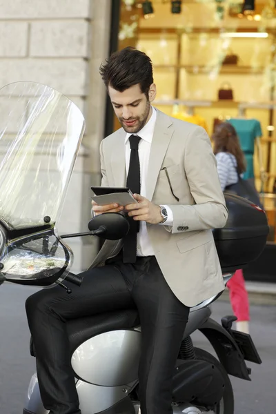 Empresário com tablet em scooter — Fotografia de Stock
