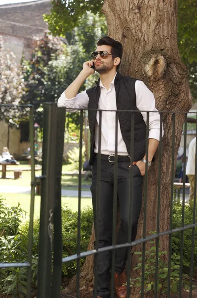 Urban businessman in park — Stock Photo, Image