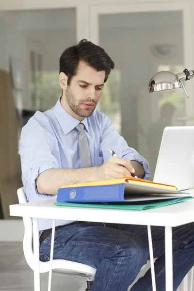 Homme d'affaires au bureau travaillant sur ordinateur portable — Photo