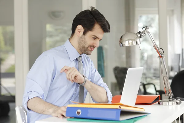 Homme d'affaires au bureau travaillant sur ordinateur portable — Photo