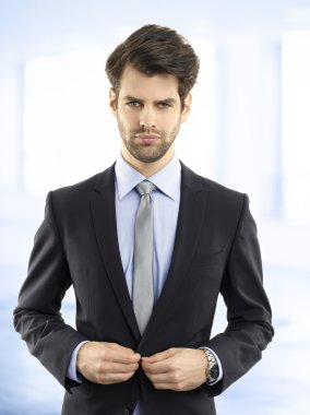 Kendine güvenen genç modern iş adamı