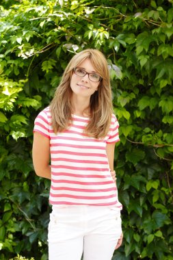 Güzel orta yaşlı kadın.