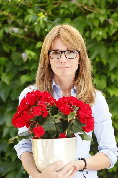 Mulher segurando flor — Fotografia de Stock