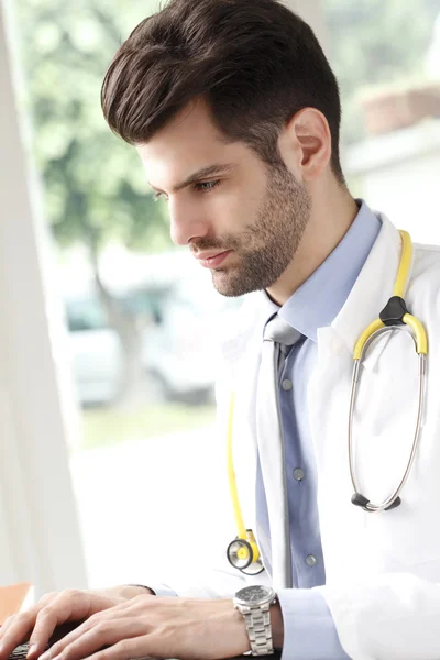 Médico preparando relatório médico na clínica — Fotografia de Stock