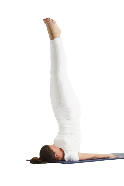 Frau macht Yoga-Übungen — Stockfoto