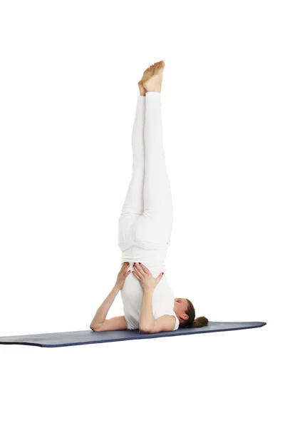 Frau macht Yoga-Übungen — Stockfoto