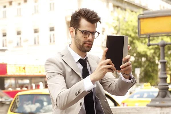 Businessman taking self portrait in the city — Stock Photo, Image