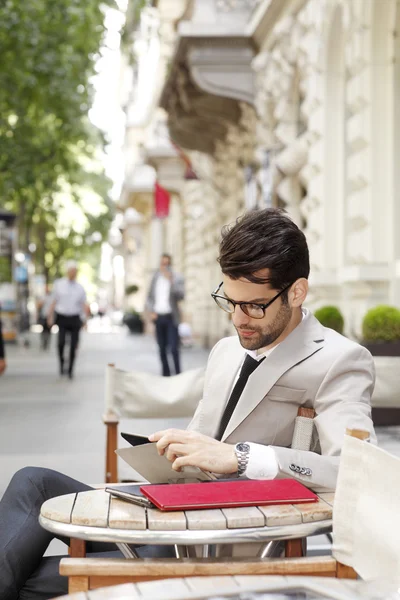 Biznesmen siedząc w kawiarni — Zdjęcie stockowe