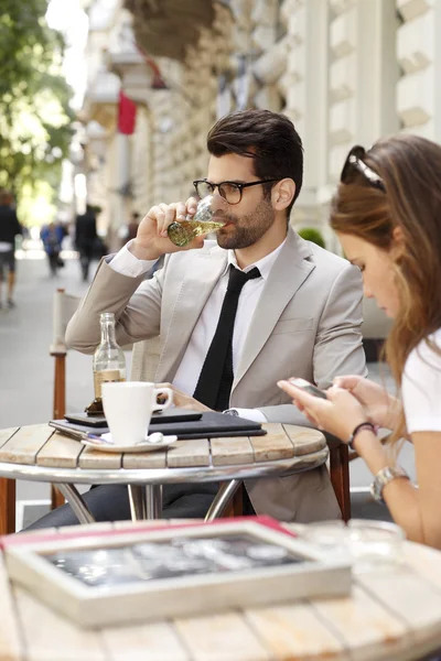 Empresario con empresaria en cafetería — Foto de Stock