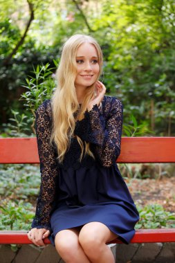 parkta oturan sarışın kadın