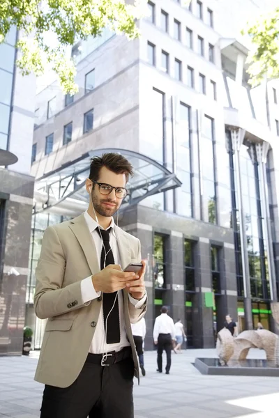 Makelaar met mobiele wandelen — Stockfoto