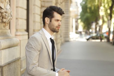 sokakta kendinden emin iş adamı