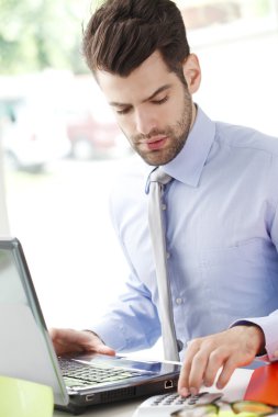 işadamı ofis dizüstü bilgisayar ile çalışma