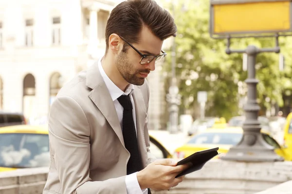 Uomo d'affari con tavolo digitale — Foto Stock