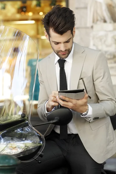 Moderne zakenman met digitale tablet — Stockfoto