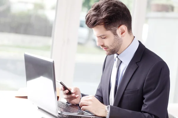 Financial adviser working on laptop — Stock Photo, Image