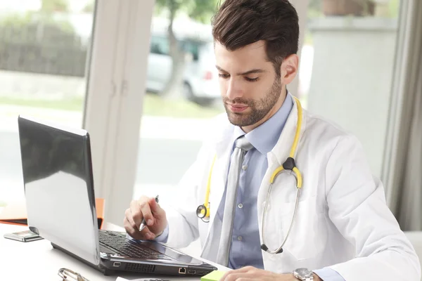 Médecin travaillant aux soins de santé — Photo