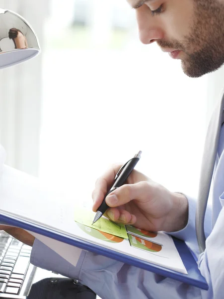 Empresário financeiro analisando dados — Fotografia de Stock