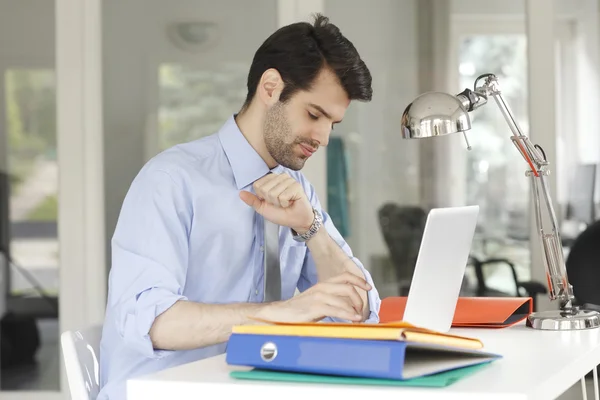 Homme d'affaires assis au bureau — Photo