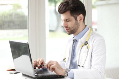 Doktor kliniğinde tıbbi raporu hazırlanıyor