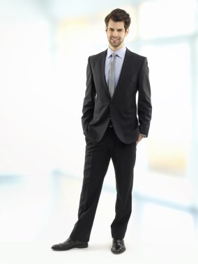 ofiste ayakta modern iş adamı