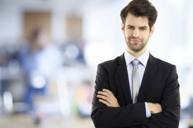 Genç işadamı ofiste ayakta