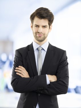 Genç işadamı ofiste ayakta