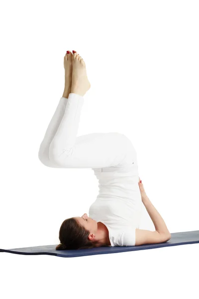 Kvinna som tränar yoga — Stockfoto