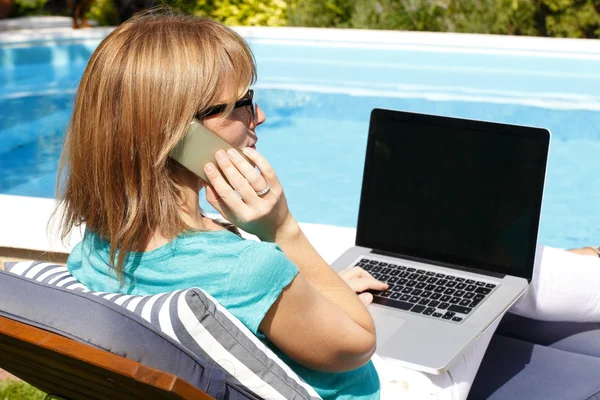 Femme d'affaires moderne travaillant à la maison — Photo