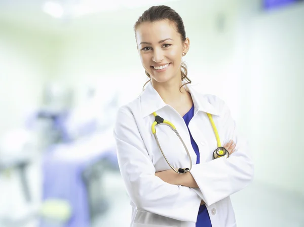 Médico sorrindo com os braços cruzados — Fotografia de Stock