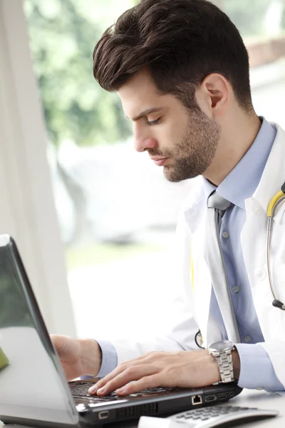 Médico preparando relatório médico na clínica — Fotografia de Stock